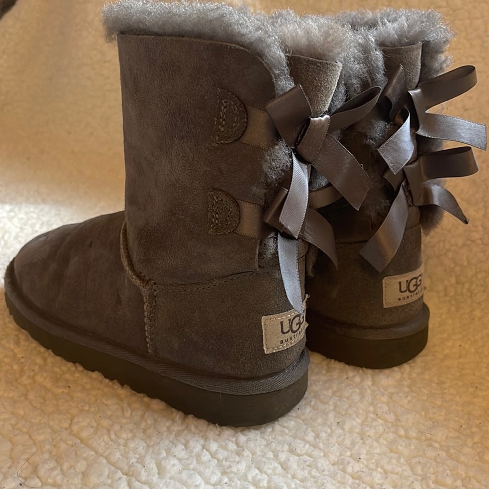 Ugg Bailey Bow II Girls size 1 Grey